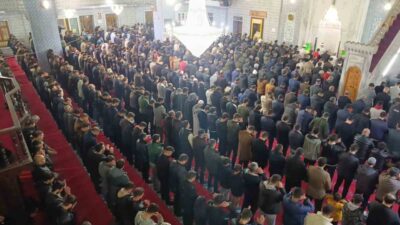 Peygamberler şehri Şanlıurfa’da vatandaşlar, Berat Kandili dolayısıyla Balıklıgöl yerleşkesindeki camilere