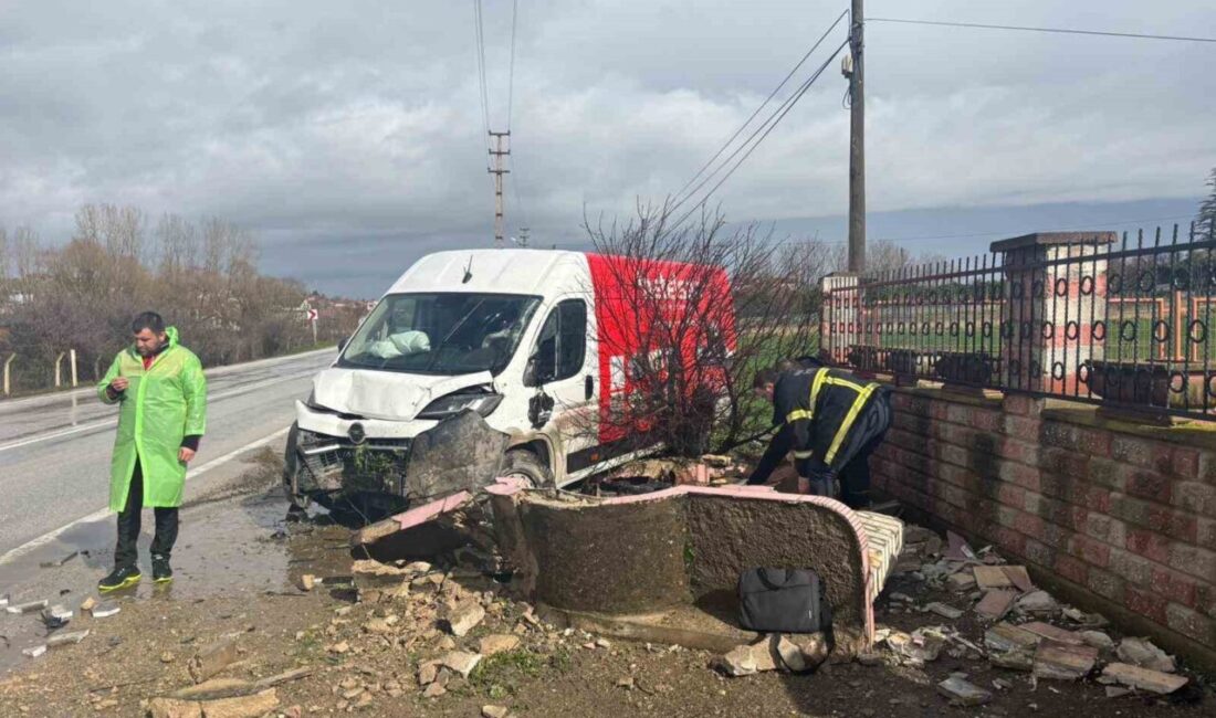 Kırklareli’nin Pınarhisar ilçesinde yağış nedeniyle kayganlaşan yolda kontrolden çıkan panelvan