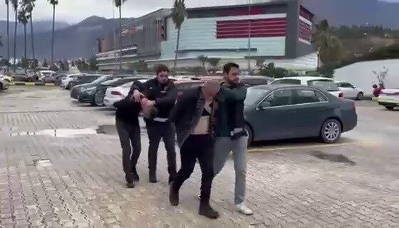 Hatay’da görevli polis memuruna kafa atan, darp eden ve hakaret