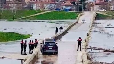 Edirne’de yağış sonrası suyla kaplanan Yalnız Göz Köprüsü’nde iki kişi,
