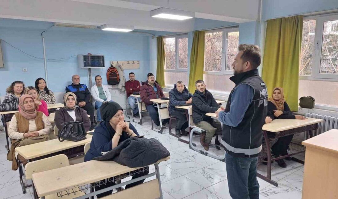 Afyonkarahisar’da yaklaşık 400 lise öğrencisine polis tarafından çeşitli konularda eğitim