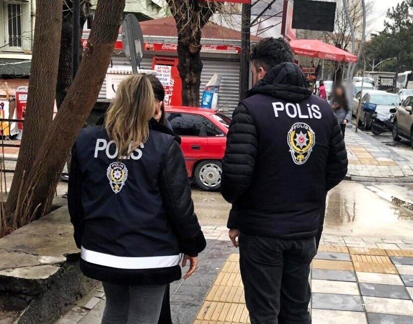 Afyonkarahisar’da polis tarafından öğrencilerin yoğun olarak bulunduğu okullar, park, bahçeler