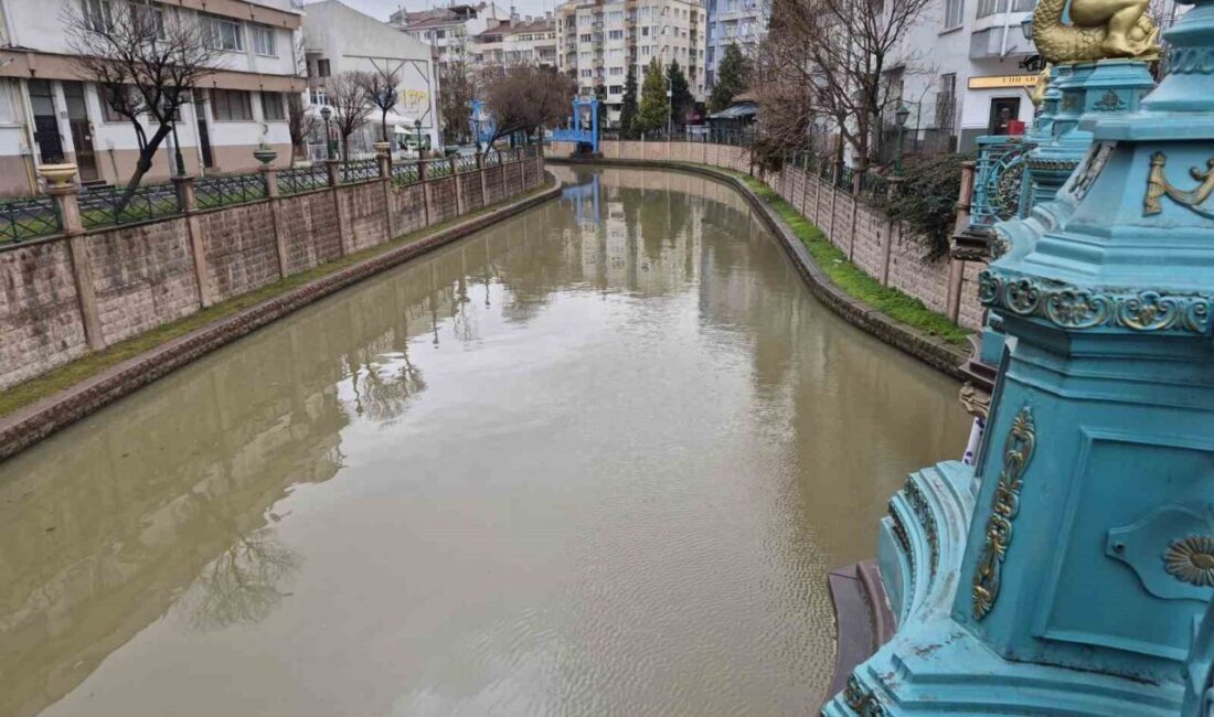 Eskişehir’de yağış sonrası kahverengi tonuna bürünen Porsuk Çayı ilginç görüntü