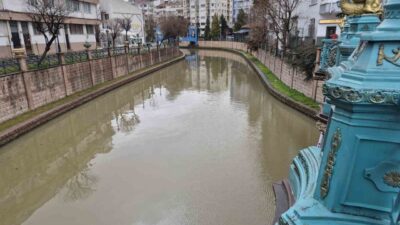 Eskişehir’de yağış sonrası kahverengi tonuna bürünen Porsuk Çayı ilginç görüntü