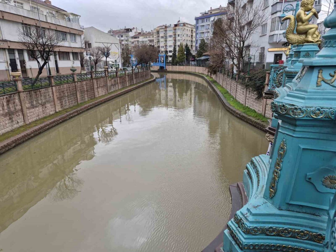 Eskişehir’de yağış sonrası kahverengi tonuna bürünen Porsuk Çayı ilginç görüntü