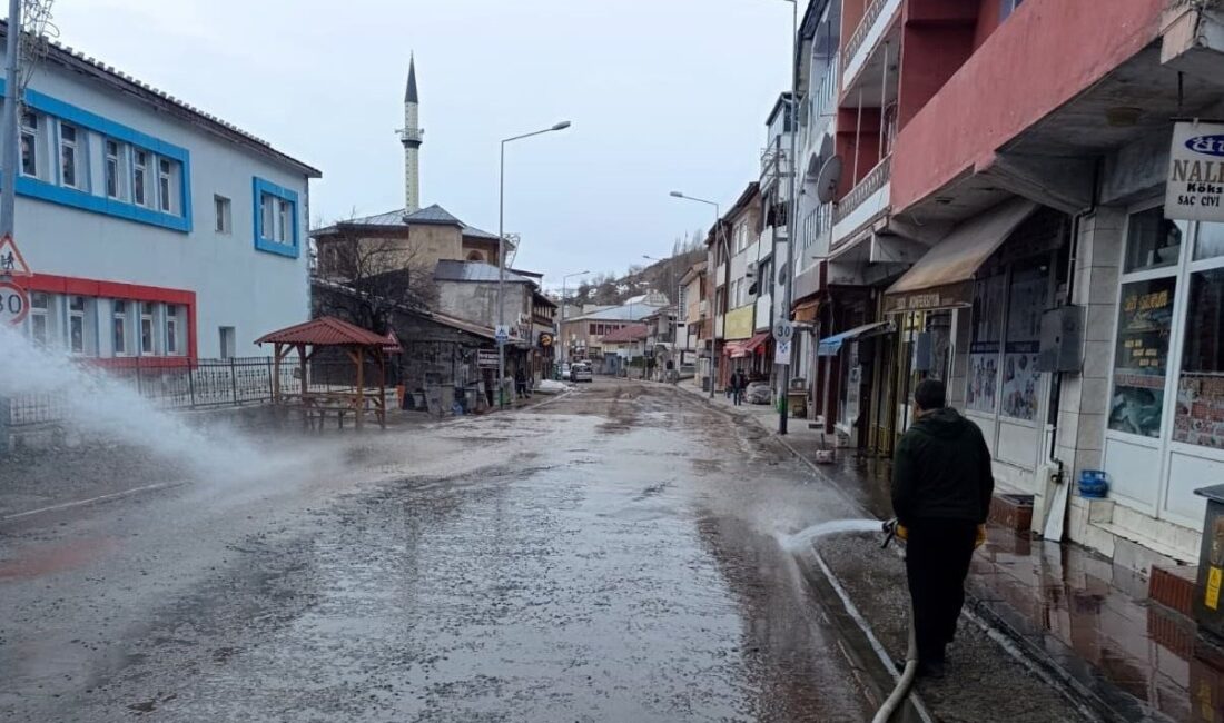 Ardahan’ın Posof ilçesinde, karın erimesiyle itfaiye ekipleri tarafından cadde ve