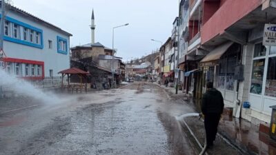 Ardahan’ın Posof ilçesinde, karın erimesiyle itfaiye ekipleri tarafından cadde ve