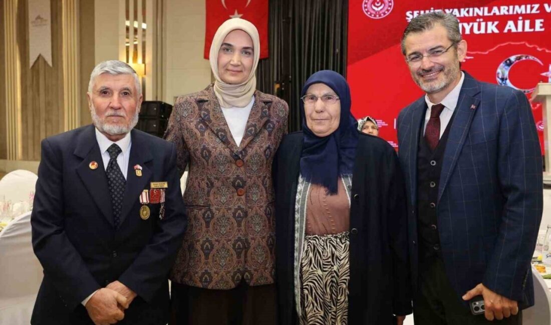 Afyonkarahisar’da Ramazan’ın ilk iftarında protokol üyeleri şehit aileler ve gaziler