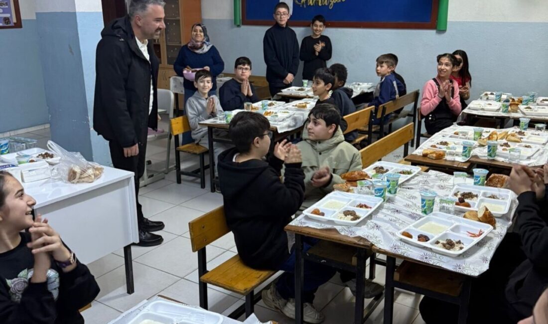 Pursaklar Belediye Başkanı Ertuğrul Çetin, Altınova Ortaokulu’nda düzenlenen iftar programında