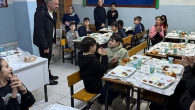 Pursaklar Belediye Başkanı Ertuğrul Çetin, Altınova Ortaokulu’nda düzenlenen iftar programında