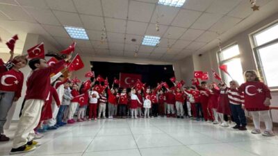 Pursaklar Belediyesi’ne bağlı Nezaket Okulları’nda düzenlenen ‘Bayrak Sevgisi’ etkinliğinde, Türk