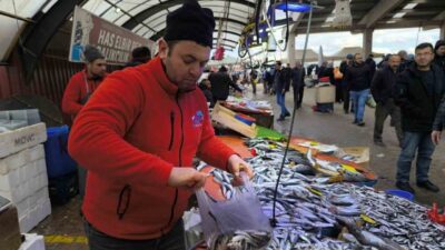 Afyonkarahisar’da Ramazan ayı ile birlikte balık tezgahlarında hareketlilik yaşanırken, vatandaşlar