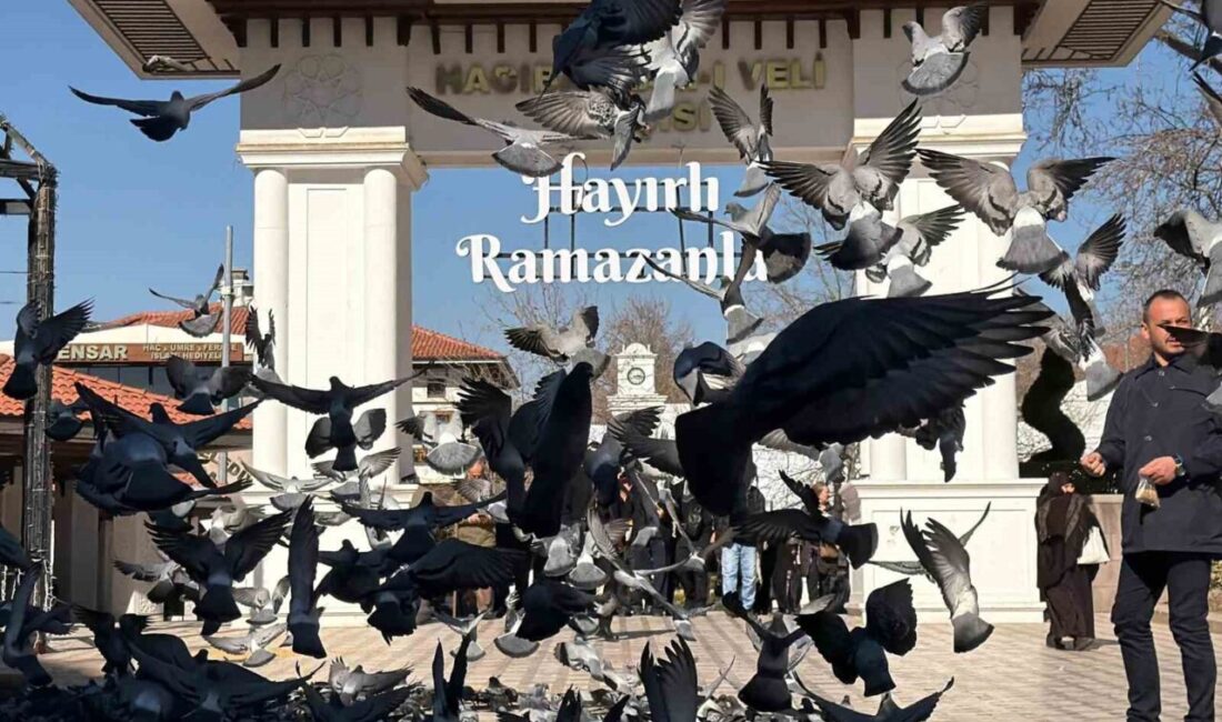 Başkent’te Ramazan ayına kavuşmanın mutluluğunu yaşayan vatandaşlar, ilk cuma namazında