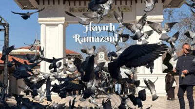 Başkent’te Ramazan ayına kavuşmanın mutluluğunu yaşayan vatandaşlar, ilk cuma namazında