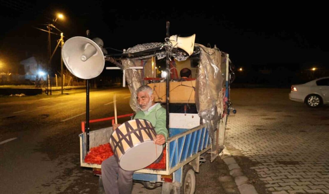 Adana’nın Kozan ilçesinde sahur mesaisine çıkan davulcunun ilginç yöntemi görenleri