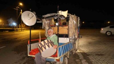 Adana’nın Kozan ilçesinde sahur mesaisine çıkan davulcunun ilginç yöntemi görenleri