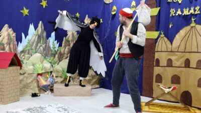 Karasu’da gönüllü öğretmenlerin sahnelediği “Keloğlan Oruç Peşinde” tiyatrosu ile öğrencilere