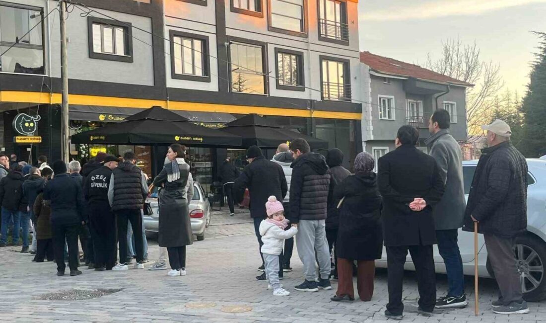 Kütahya’nın Tavşanlı ilçesinde Ramazan ayının ilk iftarı öncesi fırınların önünde
