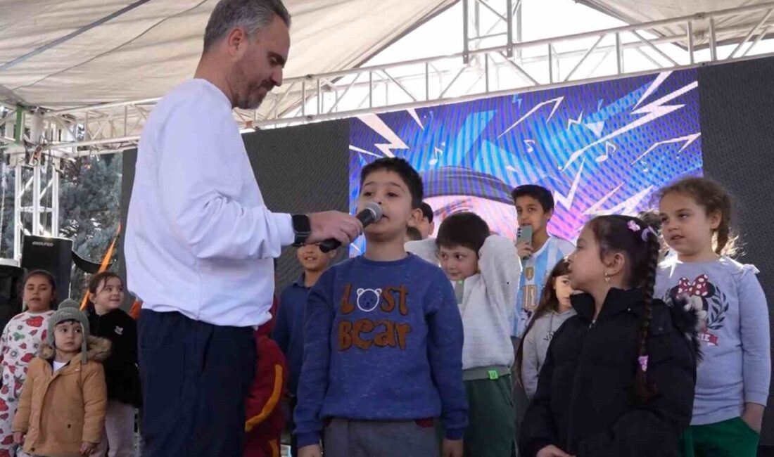 Kırıkkale’de belediye tarafından kurulan Ramazan Sokağı’nda düzenlenen etkinlikte çocuklar sahneye