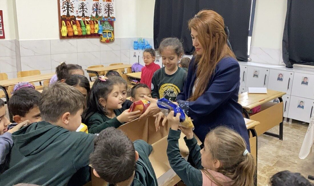 Mersin’in Erdemli ilçesinde minik öğrenciler, Ramazan etkinlikleri kapsamında ihtiyaç sahipleri