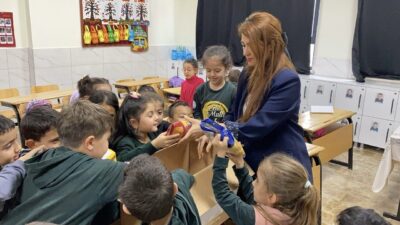 Mersin’in Erdemli ilçesinde minik öğrenciler, Ramazan etkinlikleri kapsamında ihtiyaç sahipleri