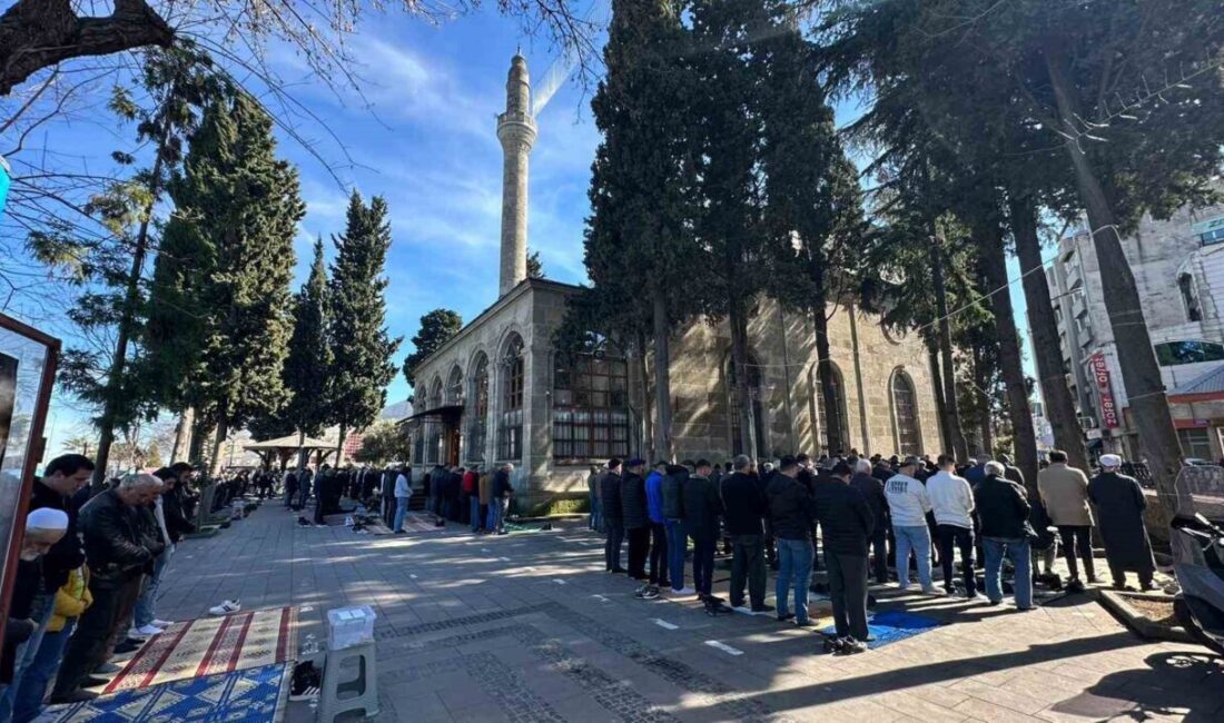 Samsun’da Ramazan ayının ilk cuma namazında camiler doldu taştı. Cami