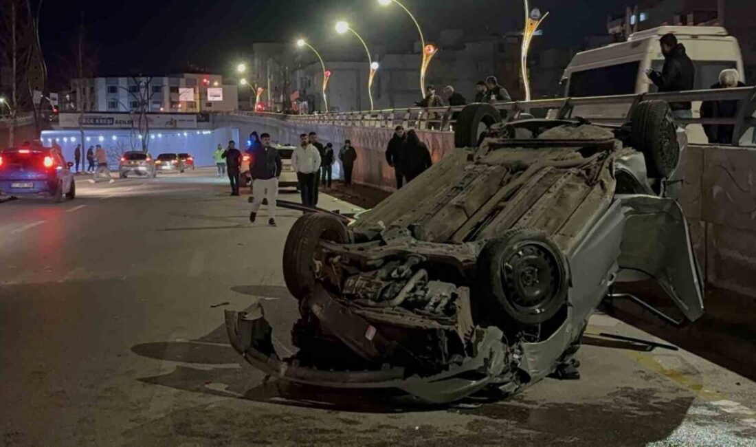 Gaziantep’te sürücüsünün direksiyon hakimiyetini kaybettiği otomobil, orta refüjde bulunan direk