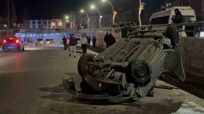Gaziantep’te sürücüsünün direksiyon hakimiyetini kaybettiği otomobil, orta refüjde bulunan direk
