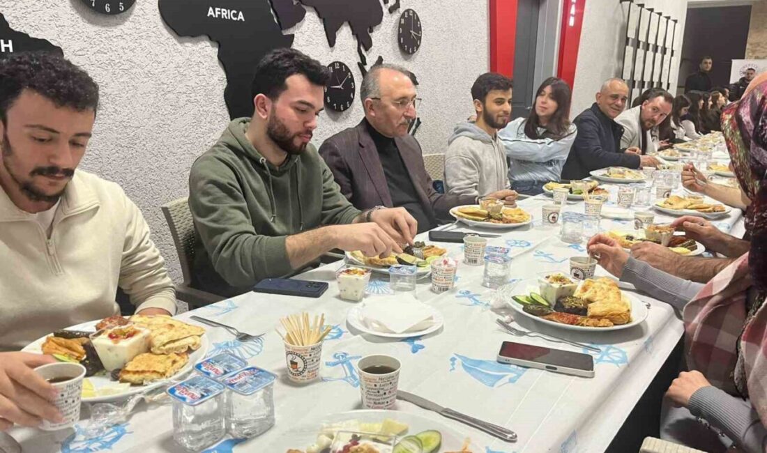 Fırat Üniversitesi Rektörü Prof. Dr. Fahrettin Göktaş, gece çalışan öğrencilerle
