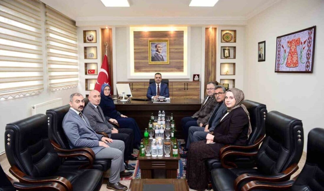 Manisa Celal Bayar Üniversitesi Rektörü Prof. Dr. Rana Kibar beraberindeki