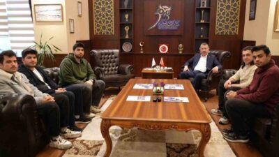 Karabük Üniversitesi(KBÜ) Evrenos İnsansız Kara Aracı Takımı üyeleri, Rektör Prof.