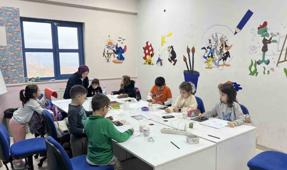 DÜZCE (İHA) – Düzce Bahçeşehir Gençlik Merkezi’nde düzenlenen resim kursu,