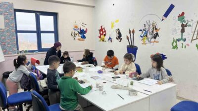 DÜZCE (İHA) – Düzce Bahçeşehir Gençlik Merkezi’nde düzenlenen resim kursu,