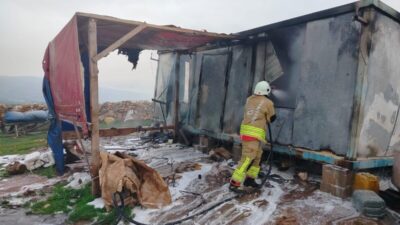 Hatay’da alevlere teslim olarak yanan konteyner kullanılmaz hale geldi. Yangın;