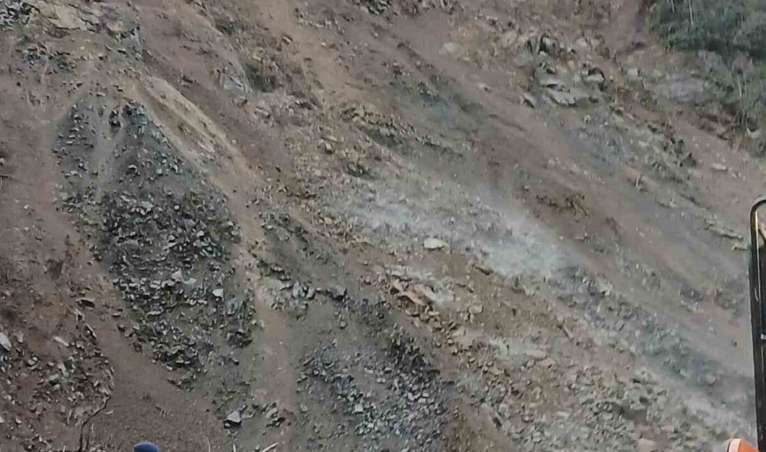 Rize’nin Çayeli ilçesinde meydana gelen heyelan nedeniyle köy yolu ulaşıma