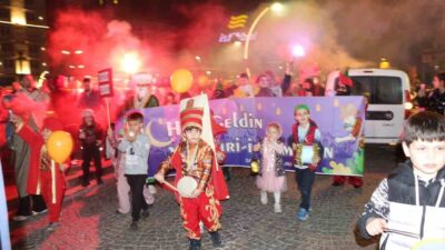 Rize’de minikler ve aileleri Ramazan ayını düzenlenen ‘fener alayı’ ile