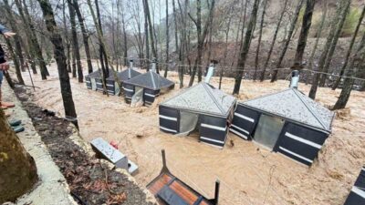 Mersin’de dün akşam saatlerinden bu yana aralıksız devam eden sağanak