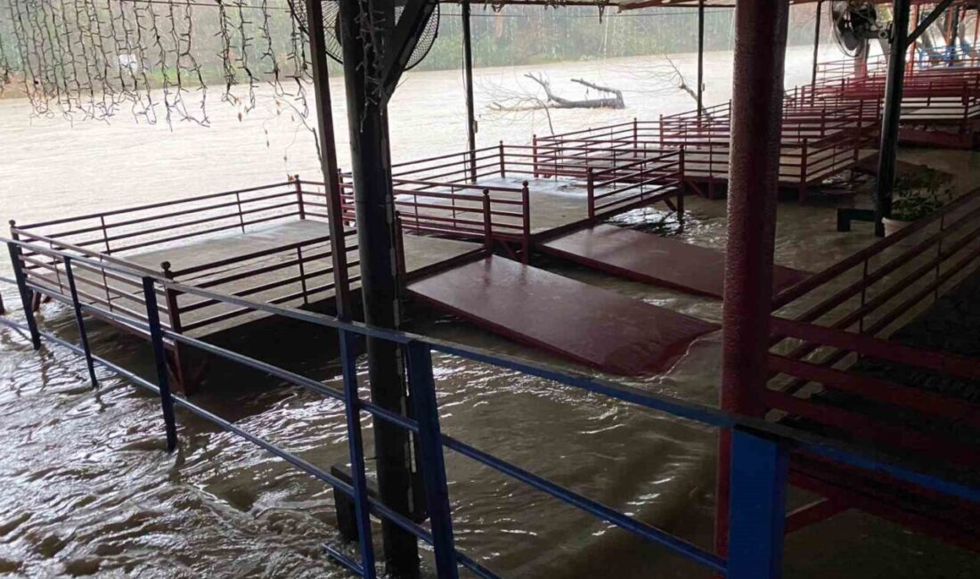 Antalya’nın Serik ilçesinde sabah saatlerinde başlayan sağanak yağış, hayatı olumsuz