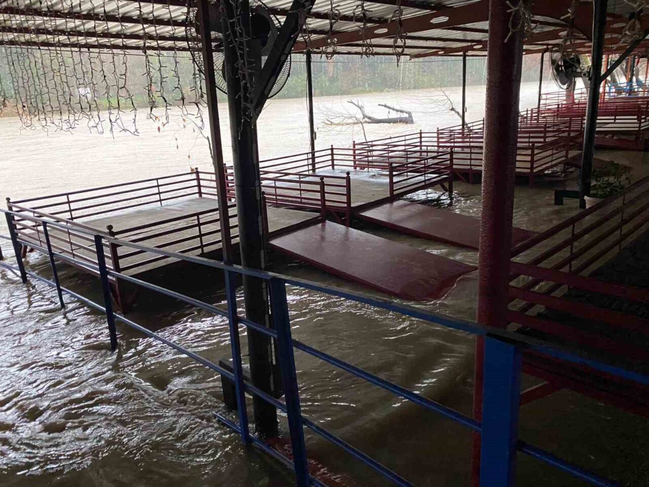Antalya’nın Serik ilçesinde sabah saatlerinde başlayan sağanak yağış, hayatı olumsuz