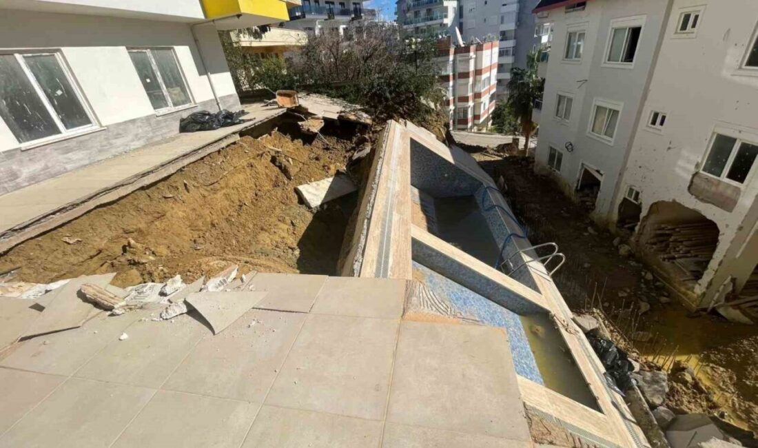 Antalya’nın Alanya ilçesinde, bir apartmanın bahçesinde bulunan yüzme havuzun toprak