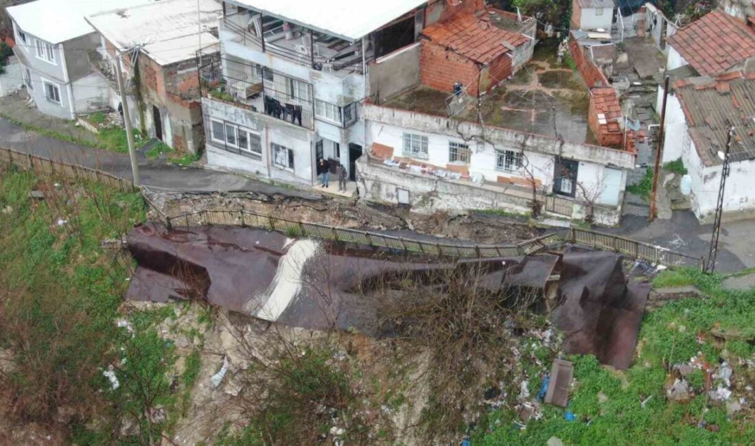 İzmir’in Konak ilçesinde sağanak yağışların ardından yumuşayan toprak, dar bir