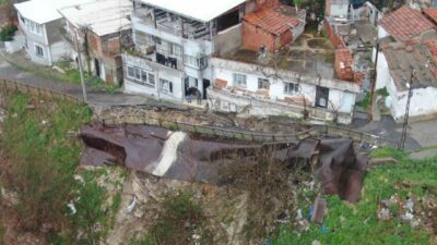 İzmir’in Konak ilçesinde sağanak yağışların ardından yumuşayan toprak, dar bir