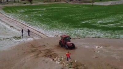Diyarbakır’ın Kocaköy ilçesinde sağanak ve dolu yağışı taşkına sebep olurken,