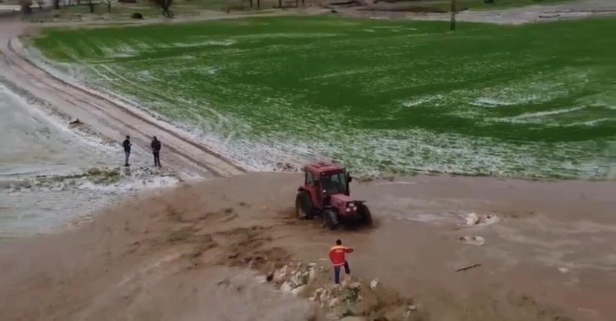 Diyarbakır’ın Kocaköy ilçesinde sağanak ve dolu yağışı taşkına sebep olurken,
