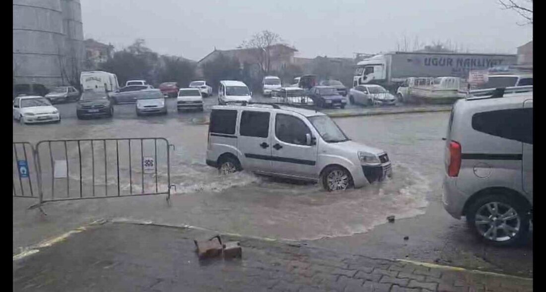 Balıkesir’de 5 dakika sağanak şeklinde yağan yağmur şehrin bazı noktalarında