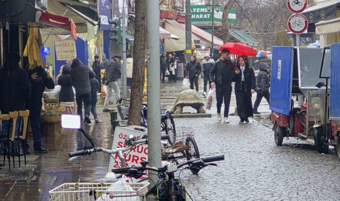 Eskişehir’de öğle saatlerinde kısa süreli olarak etkili olan sağanak yağış