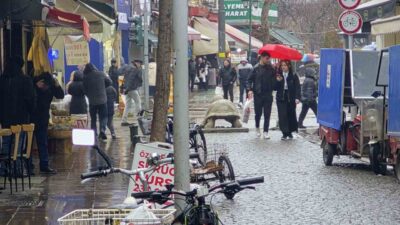 Eskişehir’de öğle saatlerinde kısa süreli olarak etkili olan sağanak yağış