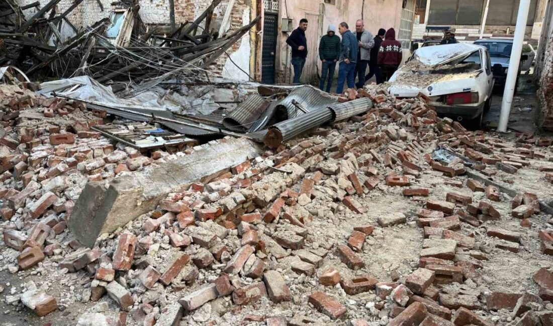Manisa’nın Sarıgöl ilçesinde etkili olan sağanak yağış nedeniyle metruk bir