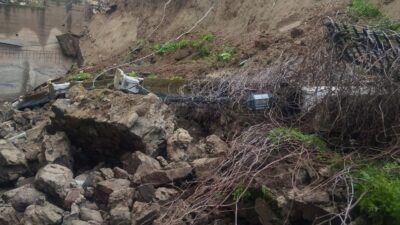 Manisa’nın Selendi ilçesinde sağanak yağmur nedeniyle bir okulun istinat duvarı