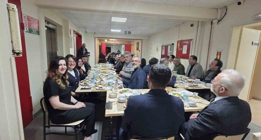 Eskişehir Alpu Hastanesi’nde görevli sağlık çalışanları, iftar programında bir araya